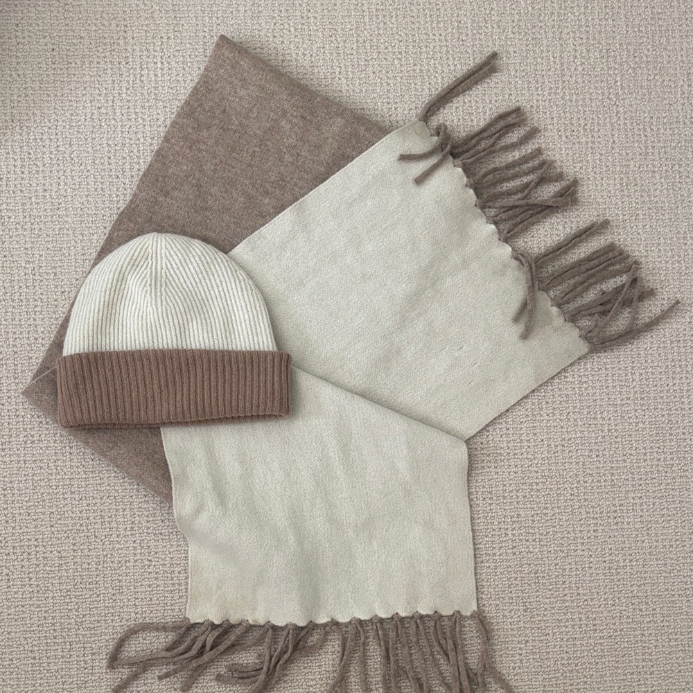 Bloomingdale's Cashmere Tan Beanie and Scarf Set